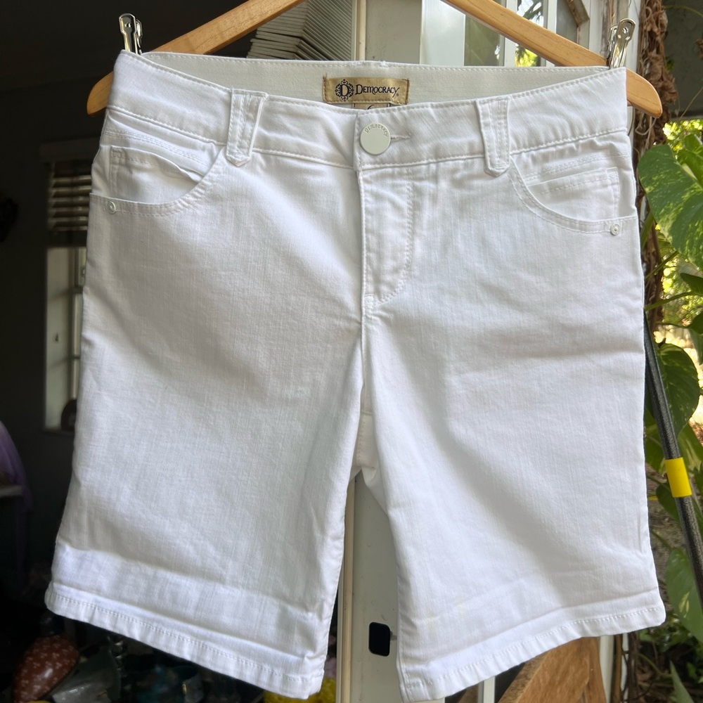 Democracy White Women's Bermudas Never Worn Size 6